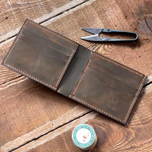 Carteira de couro personalizada com duas dobras – Carteira fina personalizada para homens – Presente feito à mão para ele – Carteira com iniciais gravadas