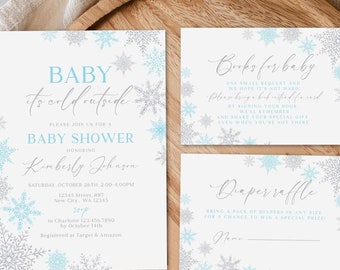 Może przedstawiać: Zestaw zaproszeń na baby shower z motywem zimowym. Zaproszenia mają jasnoniebieski i srebrny wzór płatka śniegu na białym tle. Tekst zawiera "Baby it's cold outside" i "Baby Shower".