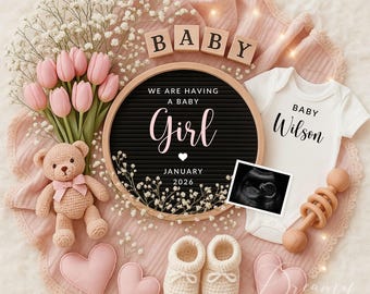 Könnte beinhalten: Baby-Ankündigung mit rosa Thema. Enthält eine Buchstabentafel mit "We are having a baby Girl January 2026", einen weißen Body mit "Baby Wilson", einen Teddybär, rosa Tulpen und Babyschuhe.