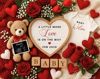 Op de afbeelding: Een aankondiging van een zwangerschap met een teddybeer, echo en een hartvormig bord met de tekst "A Little More Love Is On The Way Feb 2026". Rode harten, rozen en babyschoentjes.