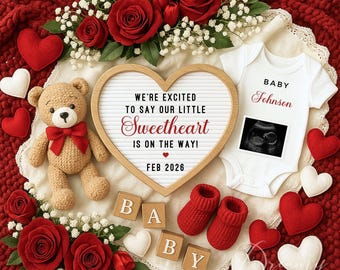 Può includere: Annuncio di nascita con un orsacchiotto, rose rosse e decorazioni a forma di cuore. È presente un body bianco con il nome "Johnson" e un'immagine ecografica. L'annuncio include il testo "We're excited to say our little Sweetheart is on the way!" e "FEB 2026".