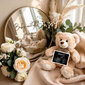 Spiegel zwangerschap aankondiging canvas sjabloon digitale baby onthullen genderneutraal bewerkbare baby onderweg bord met beer en bloemen