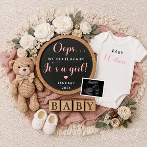 Könnte beinhalten: Babyankündigung mit Teddybär, Babyschuhen und Strampler. Die Ankündigung enthält eine Tafel mit der Aufschrift "Oops... We did it again! It's a girl! January 2026." Ein Ultraschallbild ist ebenfalls enthalten.