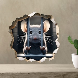 Könnte beinhalten: Eine graue Maus mit großen Ohren ist hinter Gittern in einem Loch in einer Wand gefangen. Die Maus schaut direkt auf den Betrachter. Auf einem Regal unter dem Loch stehen Topfpflanzen.