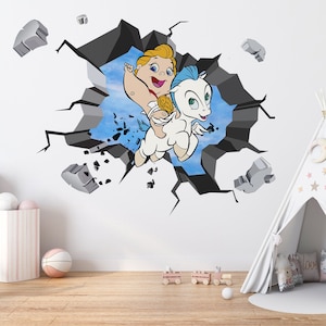 Könnte beinhalten: Eine weiße Wand mit einem 3D-Wandaufkleber, der einen Comic-Charakter zeigt, der ein weißes geflügeltes Pferd reitet. Der Aufkleber ist so konzipiert, dass er aussieht, als wäre die Wand gerissen und die Figuren würden durchbrechen. Der Aufkleber befindet sich in einem Kinderzimmer mit einem Tipi-Zelt und anderem Spielzeug.