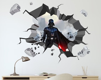 Puede incluir: Una calcomanía de pared con Darth Vader de Star Wars rompiendo una pared. La calcomanía es un efecto 3D y muestra a Vader sosteniendo un sable de luz.