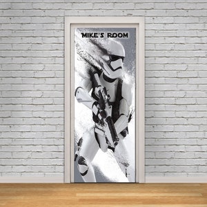 Peut inclure: Un autocollant de porte blanc représentant un Stormtrooper de Star Wars. L'autocollant a un effet de projection noir et blanc et le texte "MIKE'S ROOM" en haut.