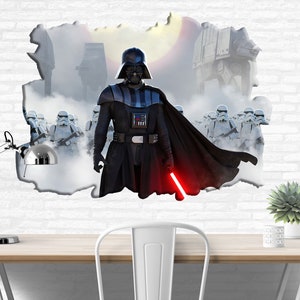 Può includere: Un adesivo murale con Darth Vader di Star Wars, che tiene una spada laser rossa. L'immagine include Stormtrooper, un camminatore AT-AT e uno sfondo fumoso. L'adesivo è posto contro un muro di mattoni bianchi.