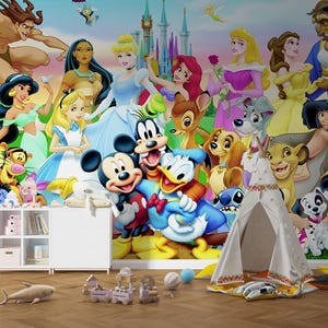 Op de afbeelding: Een kleurrijke muurschildering met Disney-figuren, waaronder Mickey Mouse, Minnie Mouse, Donald Duck, Winnie de Poeh en verschillende prinsessen. De muurschildering is geschilderd op een muur in een kamer met een witte boekenkast en een tipi-tent.