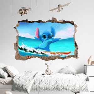 Op de afbeelding: Een blauw cartoonfiguur, Stitch, surft op een surfboard in een blauwe oceaan met witte golven. De afbeelding is een muursticker die de illusie creëert van een gat in de muur.