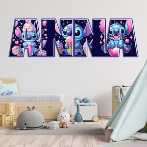 Peut inclure: Un autocollant mural bleu et rose avec le nom "ANNA" écrit en grandes lettres. Chaque lettre présente un personnage de dessin animé Stitch avec différents accessoires, tels que des cornets de glace, un milk-shake et une bulle.