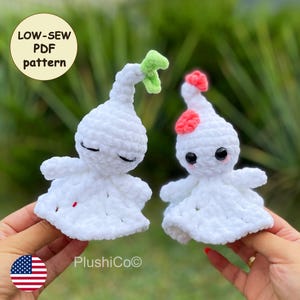 Könnte beinhalten: Zwei weiße gehäkelte Geister-Amigurumi-Plüschtiere. Ein Geist hat ein grünes Blatt auf dem Kopf und der andere eine rosa Blume. Der Text "LOW-SEW PDF pattern" befindet sich in der oberen linken Ecke des Bildes. Der Text "PlushieCo©" befindet sich in der unteren Mitte des Bildes.