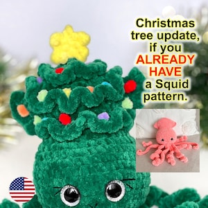 Könnte beinhalten: Ein handgehäkelter grüner Weihnachtsbaum mit einem gelben Stern und bunten dekorativen Lichtern. Der Baum hat große, glitzernde Augen und befindet sich neben einem kleinen rosa Häkelkalmar. Der Text lautet: "Christmas tree update, if you ALREADY HAVE a Squid pattern."