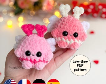 Peut inclure: Deux petites peluches crochetées, rondes, dans des tons de rose et de blanc. Chacune présente des yeux en perles noires, de petites ailes et des antennes en forme de cœur. Le texte 'Low-Sew PDF pattern' et 'PlushiCo' sont visibles.