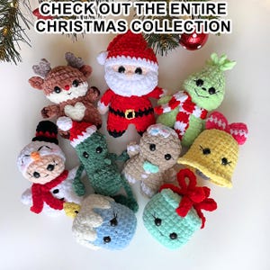 Puede incluir: Una colecci&oacute;n de adornos navide&ntilde;os hechos a mano de ganchillo, que incluyen un mu&ntilde;eco de nieve, Pap&aacute; Noel, un hombre de jengibre, una campana, un reno, un &aacute;rbol de Navidad y una caja de regalo. Los adornos son todos de colores brillantes y tienen caras lindas.