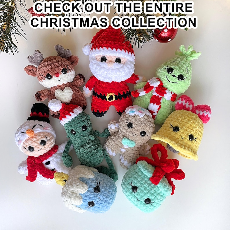Puede incluir: Una colecci&oacute;n de adornos navide&ntilde;os hechos a mano de ganchillo, que incluyen un mu&ntilde;eco de nieve, Pap&aacute; Noel, un hombre de jengibre, una campana, un reno, un &aacute;rbol de Navidad y una caja de regalo. Los adornos son todos de colores brillantes y tienen caras lindas.