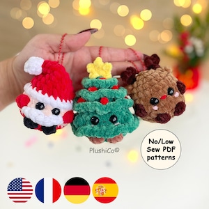 Puede incluir: Tres adornos navideños de ganchillo: Papá Noel, un árbol de Navidad y un reno. El adorno de Papá Noel es rojo y blanco, el árbol es verde con una estrella amarilla y el reno es marrón. Cada adorno tiene una pequeña cuerda roja.