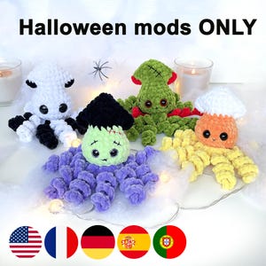 Pode incluir: Quatro brinquedos amigurumi de polvo de crochê com temas de Halloween. Os brinquedos são brancos, verdes, roxos e laranja. O polvo branco tem olhos e tentáculos pretos. O polvo verde tem olhos e tentáculos vermelhos. O polvo roxo tem olhos e tentáculos verdes. O polvo laranja tem olhos e tentáculos pretos. O texto "Halloween mods ONLY" está na parte superior da imagem.