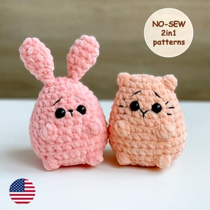 Puede incluir: Dos peluches hechos a mano con ganchillo: un conejito rosa y un gato color melocotón. Ambos tienen ojos negros y rasgos faciales cosidos. El conejito tiene orejas largas. El texto "NO-SEW 2in1 patterns" está en un círculo.
