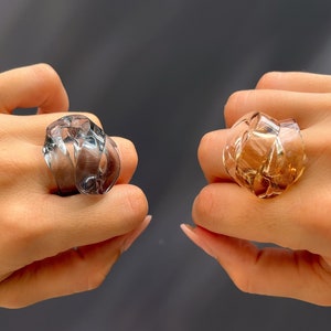 Grande anel contemporâneo original, peça única e moderna do designer francês para mulheres