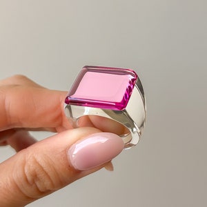 Grande anel rosa colorido em estilo contemporâneo para mulheres, peça única e moderna do designer francês, anel de festa, presente de Natal