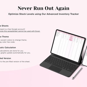K&ouml;nnte beinhalten: Ein Laptop und ein Smartphone, auf denen eine Google Sheets-Tabelle mit einem rosafarbenen Thema angezeigt wird. Die Tabelle tr&auml;gt den Titel "Never Run Out Again" und soll Benutzern helfen, die Lagerbest&auml;nde mithilfe eines fortschrittlichen Inventar-Trackers zu optimieren. Der Text auf dem Bildschirm lautet "Bitte beachten Sie, dass diese Tabelle nicht mit Excel verwendet werden kann."