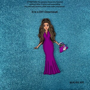 Puede incluir: Una ilustraci&oacute;n digital de una mujer con un vestido morado que sostiene un bolso morado con un tel&eacute;fono blanco en su interior. El fondo es una textura azul brillante. El texto "It is a DIY Download." est&aacute; en la parte superior de la imagen.