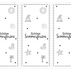 Puede incluir: Tres dise&ntilde;os rectangulares blancos con contornos negros, con ilustraciones de tem&aacute;tica veraniega. Cada dise&ntilde;o incluye un sol sonriente, un castillo de arena, una pelota de playa, una estrella de mar, un cisne y una palmera. Tambi&eacute;n est&aacute; presente el texto "Sch&ouml;ne Sommerferien".