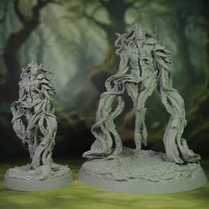 Puede incluir: Dos figuras de fantasía grises y detalladas de criaturas arbóreas humanoides. La figura más grande se alza sobre una base texturizada, con extremidades fluidas en forma de vid. La figura más pequeña tiene un diseño similar. El fondo es una escena borrosa del bosque.
