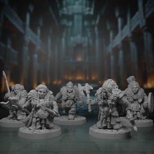 Könnte beinhalten: Ein Set aus fünf grauen Zwergen-Miniaturfiguren, jeweils mit detaillierter Rüstung, fellbesetzten Umhängen und verschiedenen Waffen wie Äxten und Hämmern. Die Figuren stehen auf runden Sockeln und zeigen komplexe Texturen und kampfbereite Posen.