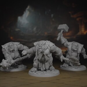 Puede incluir: Tres miniaturas grises de Orcos, cada uno posando con un arma. Uno sostiene un garrote con púas, otro un hacha y el tercero un gran martillo. Están sobre bases redondas, para juegos de mesa.