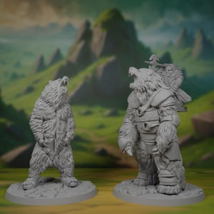 Puede incluir: Dos figuras de oso grises. Un oso está de pie y ruge, el otro lleva armadura y tiene una figura montada en su espalda. El fondo es un paisaje borroso con colinas verdes y cielo azul.