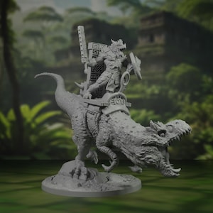 Pode incluir: Uma estatueta cinzenta que retrata um guerreiro montado em um dinossauro. O guerreiro está vestido com uma armadura detalhada e segura uma arma e um escudo. O dinossauro tem uma sela e está posicionado em uma base redonda, com um fundo de selva.