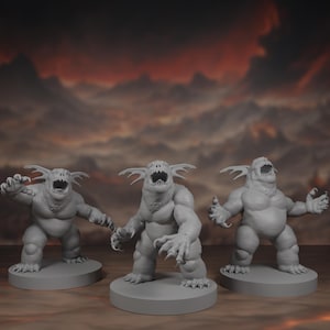 Könnte beinhalten: Drei graue Monsterfiguren mit offenem Mund und Krallenhänden stehen auf kreisförmigen Sockeln. Die Kreaturen haben große Ohren und muskulöse Körper, mit einem bedrohlichen Aussehen. Der Hintergrund zeigt eine verschwommene, feurige Landschaft.