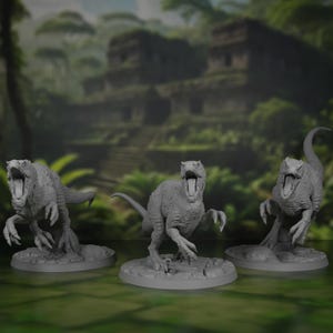 Può includere: Tre figurine di dinosauri grigi in pose dinamiche, con bocche aperte e texture dettagliate. Ogni figura è montata su una base circolare. Lo sfondo presenta una scena di giungla sfocata con una struttura in pietra.