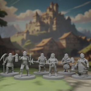 Puede incluir: Colección de siete figuras en miniatura grises, cada una representando un personaje con diversas herramientas y armas. Las figuras están sobre bases circulares, con un fondo borroso de un pueblo y un castillo medievales.