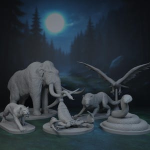 Puede incluir: Colección de figuras de animales grises, que incluyen un mamut, un tigre dientes de sable, un escorpión, un lobo, un águila y una serpiente. Las figuras están sobre bases circulares individuales, sobre un fondo de bosque oscuro iluminado por la luna.