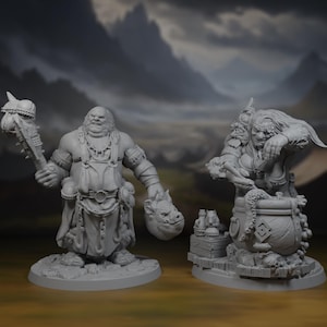 Peut inclure: Deux figurines fantastiques grises. L'une représente un humanoïde musclé tenant une massue à pointes et une tête coupée. L'autre est une figure assise aux longs cheveux, penchée sur un chaudron. Les deux sont sur des socles circulaires.