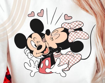Può includere: Felpa bianca con una grafica di Topolino e Minnie Mouse che si baciano. La grafica è in nero, rosso e rosa.