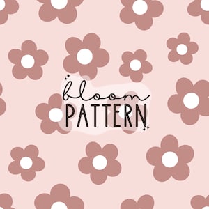 Op de afbeelding: Een naadloos patroon met roze bloemen met witte centra op een lichtroze achtergrond. De tekst "bloom pattern" is geschreven in zwarte cursieve letters.
