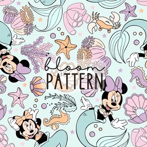 Op de afbeelding: Een naadloos patroon met een lichtblauwe achtergrond met verschillende illustraties met een zeethema. Het patroon bevat Mickey Mouse-personages verkleed als zeemeerminnen, zeesterren, schelpen, zeepaardjes en zeewier. De tekst "bloom pattern" staat in het midden van het ontwerp.