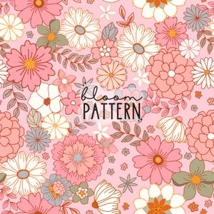 Op de afbeelding: Een bloemenpatroon met verschillende bloemen in roze, perzik, wit en groen. Het ontwerp bevat madeliefjes en andere gestileerde bloemen, met de woorden "bloom PATTERN" in een handgeschreven lettertype. De achtergrond is zachtroze.