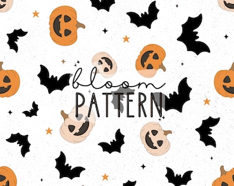 Könnte beinhalten: Ein nahtloses Muster mit orangefarbenen und beigefarbenen Jack-o'-Lantern-Kürbissen mit schwarzen Augen und Mündern, schwarzen Fledermäusen und goldenen Sternen auf weißem Hintergrund. Der Text "bloom pattern" ist in Schwarz geschrieben.