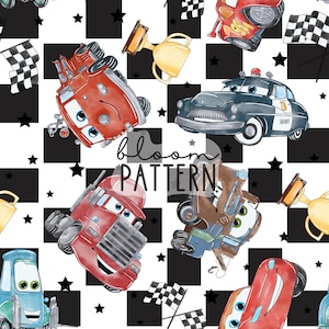 Peut inclure: Un motif sans couture représentant des voitures de dessin animé de différentes couleurs et styles, notamment un camion de pompiers rouge, une voiture de police bleue, un camion brun et une voiture de sport rouge. Les voitures sont disposées sur un fond à carreaux noir et blanc avec des étoiles et des drapeaux à carreaux.