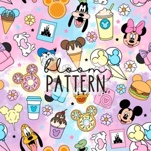 Puede incluir: Un patrón colorido y caprichoso con varios personajes de Disney, incluidos Mickey Mouse, Minnie Mouse, Goofy y Donald Duck. El patrón también incluye símbolos icónicos de Disney como las orejas de Mickey Mouse, una silueta de castillo y una dona con orejas de Mickey Mouse. El fondo es un patrón tie-dye en tonos de rosa, azul y amarillo.
