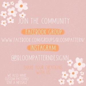 K&ouml;nnte beinhalten: Ein rosa Hintergrund mit wei&szlig;en Blumen und Text, der "Tritt der Community bei", "Facebook-Gruppe", "www.facebook.com/groups/bloompattern", "Instagram", "@bloompatterndesignn", "Teile deine Kreationen mit uns", "Wir erstellen auch individuelle Muster! Sende eine Nachricht" lautet.