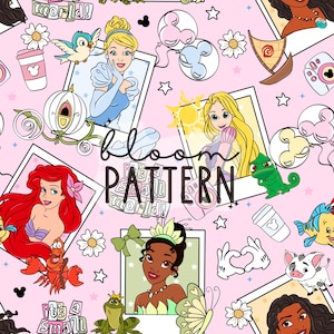 Può includere: Un motivo rosa senza cuciture con varie principesse Disney e icone correlate. Cenerentola, Ariel, Rapunzel, Tiana e Moana sono raffigurate in ritratti incorniciati. Il design include stelle, fiori e il testo "bloom pattern" e "it's a small world!"
