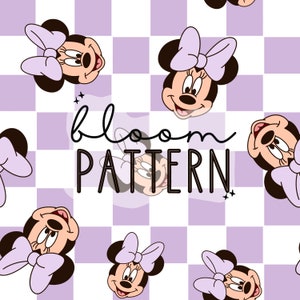 Op de afbeelding: Een naadloos patroon met een cartoonmuis met een paarse strik en een geruite achtergrond in tinten paars en wit. De tekst "bloom pattern" is geschreven in een gestileerd lettertype.
