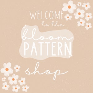 K&ouml;nnte beinhalten: Willkommen im Bloom Pattern Shop, eine Grafik mit wei&szlig;em Text auf hellbraunem Hintergrund mit wei&szlig;en Blumen in den Ecken.