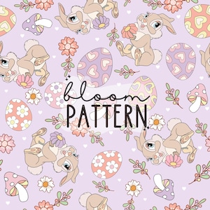 Könnte beinhalten: Ein nahtloses Muster mit einem Cartoon-Kaninchen, das eine Blume hält, umgeben von pastellrosa und violetten Eiern, Blumen und Pilzen. Der Text "bloom pattern" befindet sich in der Mitte des Designs.